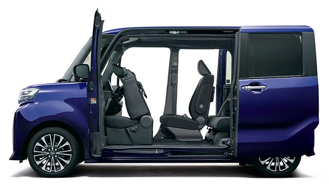 センターピラーレス&スライドドアのミラクルオープンドアを採用するタント。乗り降りだけでなく、荷物の積載も楽チン