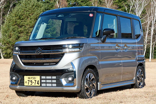 第3位　スズキ「スペーシア カスタム」価格 180万1800～219万3400円。フルチェン前はギンギラギンな顔面だったが、3代目は威風堂々のオラオラ顔面に仕上げてきた。ド派手な顔面好きは要チェックモデル