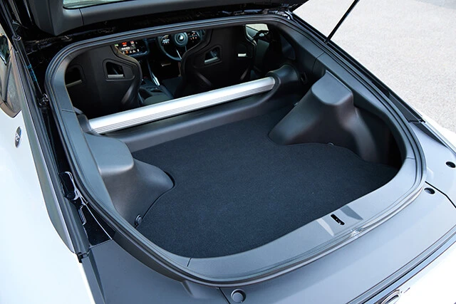 ギンギンにチューニングされたモデルだが、荷室は標準モデルと変わらぬ広さをしっかりと確保している