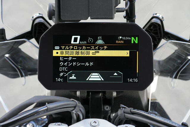 先進的な電子制御を満載。新型は前走車との車間距離を自動制御する最新のクルーズコントロールを搭載。グリップやシートのヒーターも装備