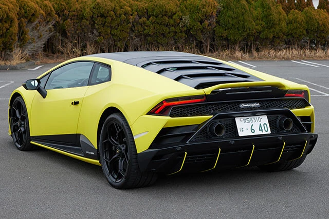 第9位「ランボルギーニ ウラカン」試乗車は特別仕様車のウラカンEVOフルオカプセル。価格は税込みで3563万185円。このド派手な見た目と音なので、注目の的になる