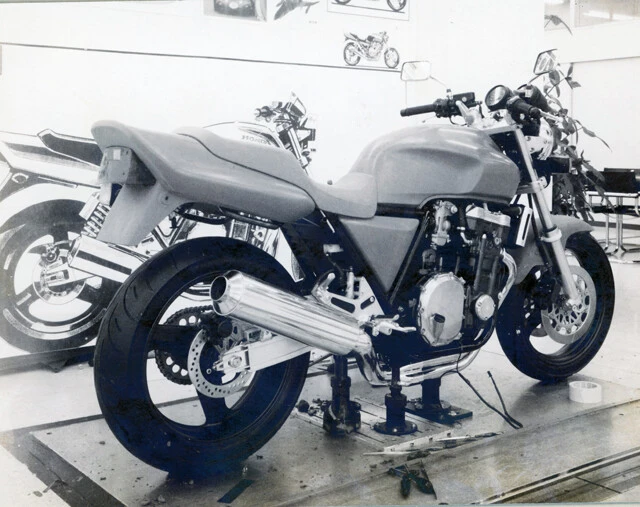 まだ開発チームが正式に組織化される前だったが、クレイモデル(粘土模型)を独自製作