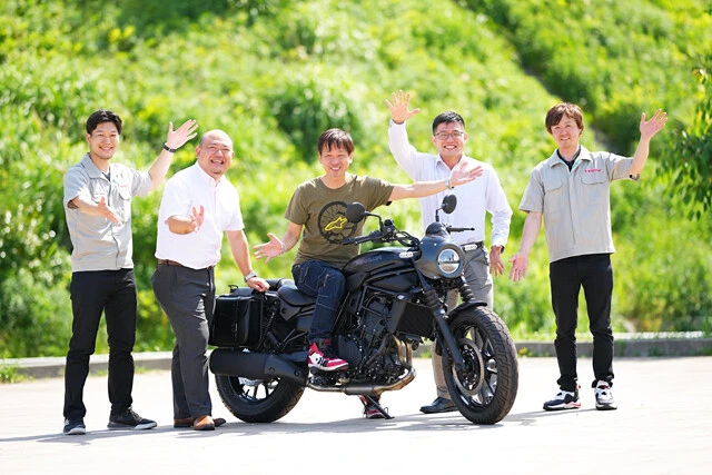 アオキ（中央）の粘着取材に丁寧に対応してくれた新型エリミネーター開発陣の皆さま。写真左から走行評価リーダー（車体開発担当ライダー）の森本誠一朗氏、プロジェクトリーダー（車体設計担当）柏原健氏。実験リーダー（電装系実験担当）の熊田貴文氏、FI・エンジン開発ライダーの元山貴也氏