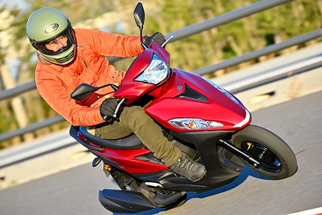 【0⇒60km/h計測結果・第4位…7秒072】ヤマハ「ジョグ125」価格：25万5200円。ボディサイズは全長1740㎜×全幅675㎜×全高1090㎜。最高出力8.3PS。車重95㎏。小さなボディで取り回しは楽チン