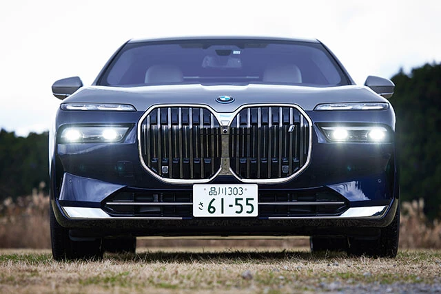 第3位「BMW i7」BMW自慢のフラッグシップEVセダン。実車の放つアウトローな空気はマジで激ヤバ。加えてフロントマスクのイカツさは極鬼レベル