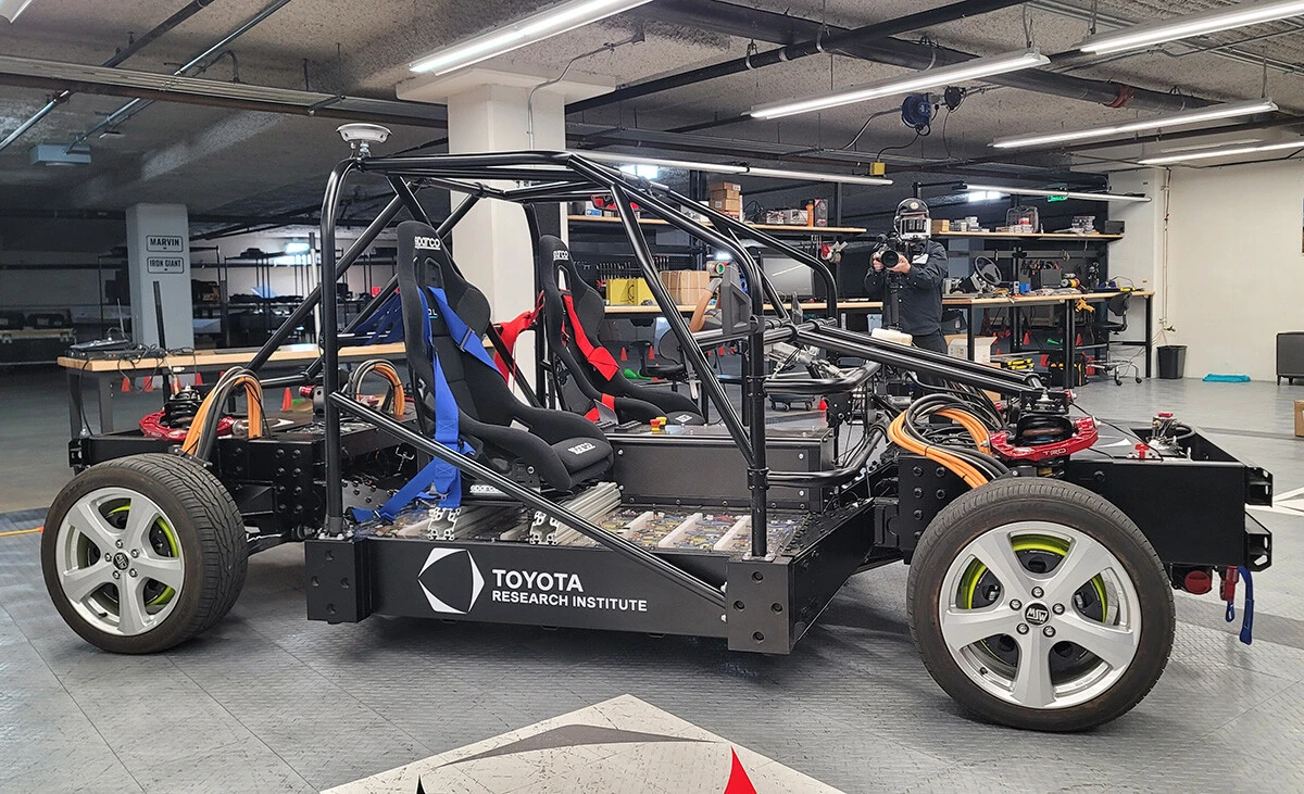 TRIが初公開したインホイールモーターEV試作車両「GRIP」。TRIの地下にあるガレージ兼駐車場の一角で試乗した