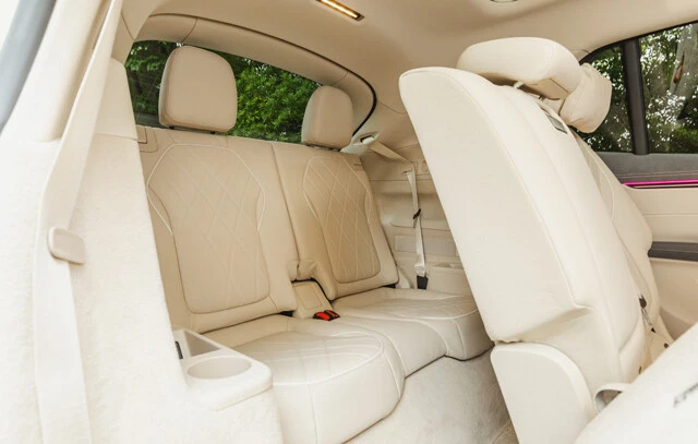 3列目シートにもドリンクホルダー、USBポート、さらにはシートヒーターも装着される。3列目シートも至れり尽くせりだ