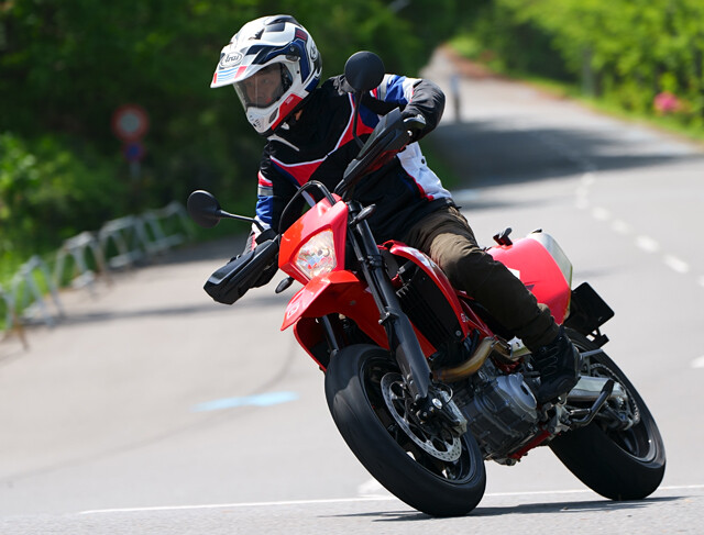 【第7位】ガスガス　SM700　価格：158万円　オフロードでの走破性を重視した軽量スリムな車体のまま、足回りだけはロードバイク化。ストリートからワインディングまで、軽快に駆け抜けることができる