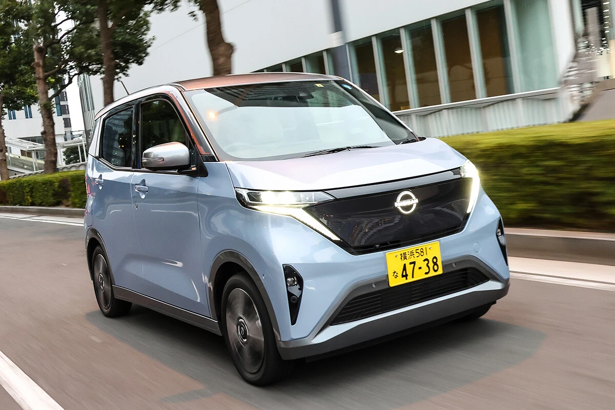 昨年12月22日より受注を再開した軽EV「日産サクラ」。日産によると納期はツートンカラーでなければ1、2ヵ月とのこと。価格は249万3700～304万400円