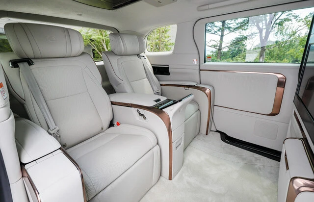 後席2座のキャプテンシートのオットマンやアームレストにはヒーターを内蔵。至れり尽くせり