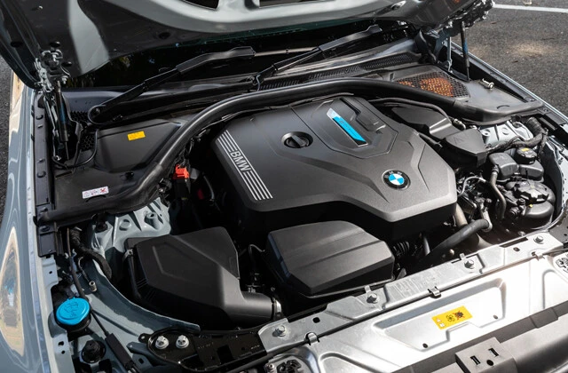 320iと共通の2リットル直4ターボに電気モーターを組み合わせたハイブリッドシステムは、パワフルでレスポンスのいい走りを実現