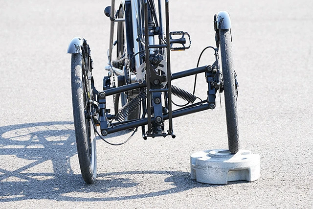 ノスリスシリーズは、段差や凹凸路でも安定性を誇る特許取得済みのカワサキ独自の「2輪ステア機構」を採用