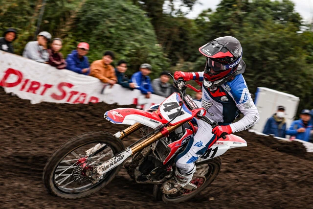 電動モデルらしく、猛烈にも程があるスタートダッシュで、会場を沸かせた。クラッチレバーとトランスミッションがないのが新鮮