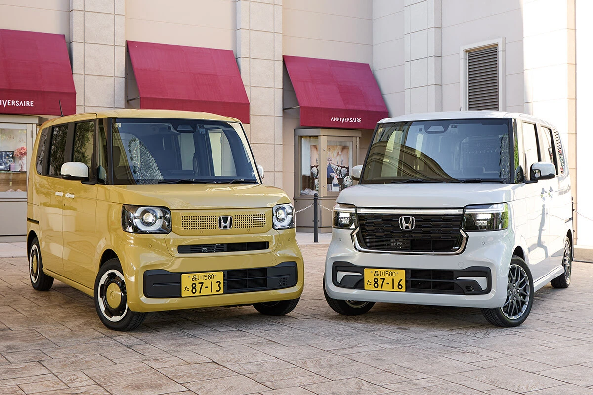 フルモデルチェンジを受けたN-BOX（左）とN-BOXカスタム（右）。開発陣によると、品格のある顔面に仕上げたという