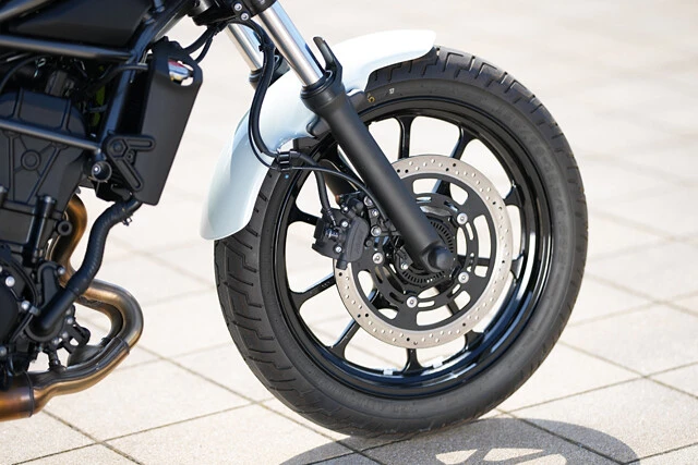 フロントには、堂々としたスタイリングを表現する18インチホイールに、リッタークラスにも用いられる大径310㎜セミフローティングディスクが