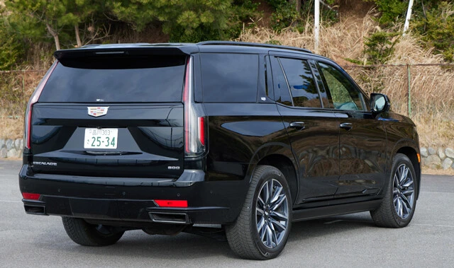 米のセレブなどはこのエスカレードに運転手付きで乗る。ちなみに骨格はラダーフレーム構造を採用する、ガチ系の4WD