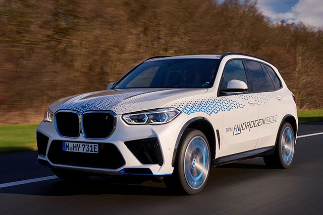 4月14日、BMWは7月下旬からトヨタ製の燃料電池スタックを使用する「iX5ハイドロジェン」の実証実験を日本で行なうと発表