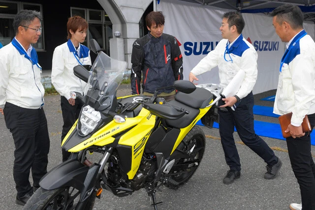 試乗後、速攻でスズキの開発陣に質問をぶつけるアオキ氏(中央)。開発陣の説明にも熱が入っていた