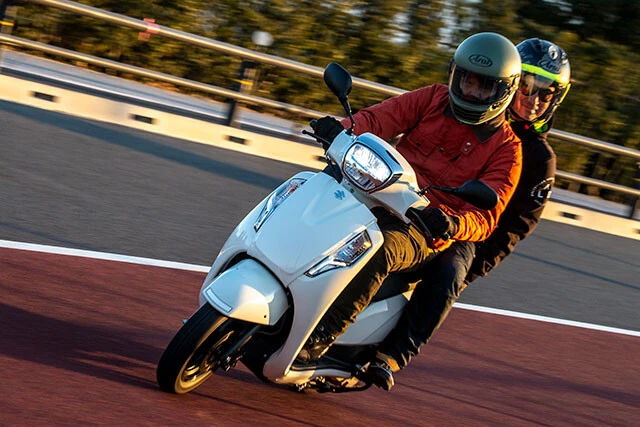 【0⇒60km/h計測結果・第2位...6秒956】スズキ「アドレス125」価格：27万3900円 ボディサイズは全長1825㎜×全幅690㎜×全高1160㎜。最高出力8.7PS。車重105㎏。先代より全長を若干短縮した