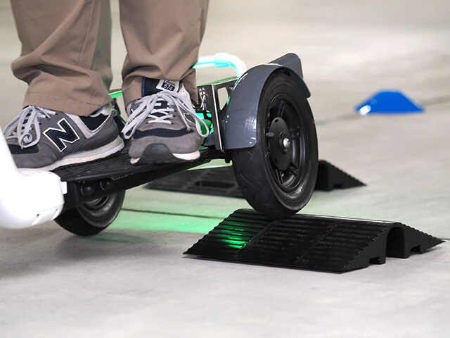 低速ならデコボコや段差などもスムーズに乗り越える。だが、正直言って初心者や高齢者には運転の講習は必要である