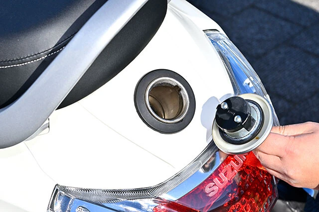 先代は給油時にシートを開けなければならなかったが、新型はリアに燃料キャップがあり給油が楽になった