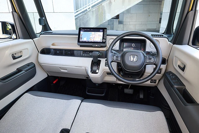 明るいイメージのN-BOXのインテリア。ちなみにグローブボックスの容量は2倍になったが、残念ながら収納設備の数は減少