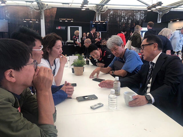 WRCの取材で現地に足を運んだ報道陣の質問に答える豊田会長(右手前)。その正面に陣取り全集中で話を聞く山本氏(左中央)