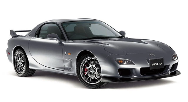 ロータリーの名車⑤マツダ「RX‐7」1991年に発売となった3代目RX‐7は、名前から「サバンナ」の名称が外れた。熟成に熟成を重ねた名車だが、環境規制などもあり2002年8月に生産終了が決定。24年続いたセブンの歴史に幕を閉じることに。現在もその人気は根強く中古価格は絶賛高騰中