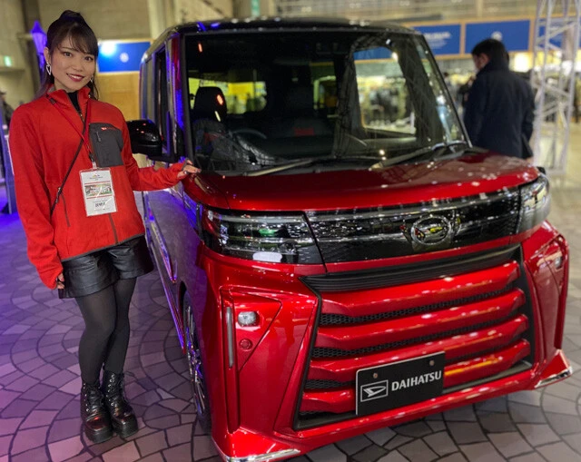 第3位 ダイハツ タントカスタム レッド/ブラック デザイナーの秦さんが魔改造したタントカスタム。開口グリルにはボディと同じ色のバー4本が光る