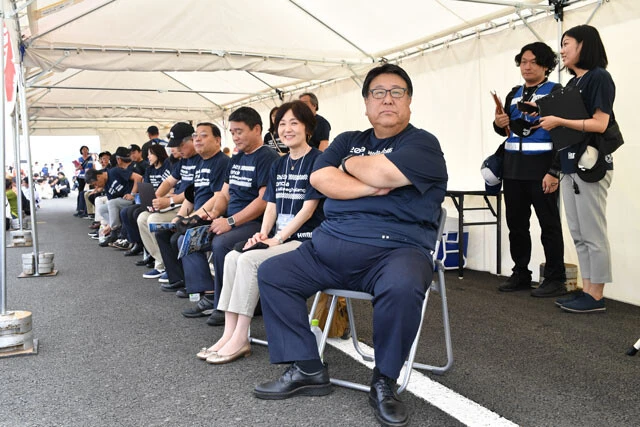 CN燃料での最高燃費はいかに？　「本田宗一郎杯エコチャレ」を見守る本田技研工業の倉石誠司取締役会長（手前）