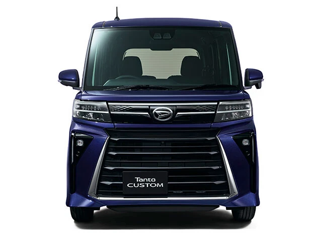 ダイハツ「タント」価格：135万3000～199万1000円　昨年10月にマイチェンしたタント。特にカスタム（上写真）の顔面をガッツリ「整形」し、オラついたお顔に変身。王者N‐BOXに肉薄するほど売れている