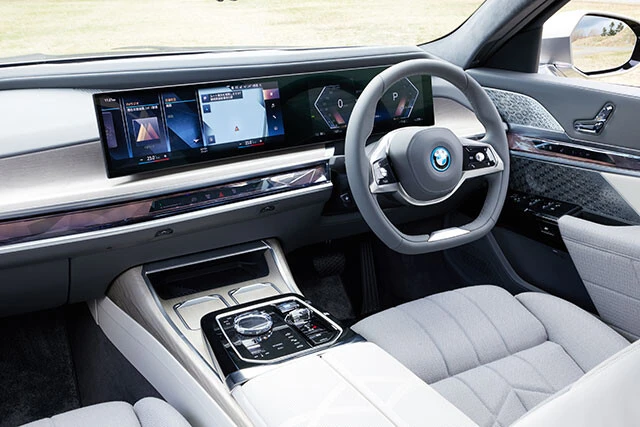 内装は超ゴージャス。シフトスイッチ周辺は手作業によるガラス仕上げ。また、センターパネルは自動的に色鮮やかにキラキラ発光する