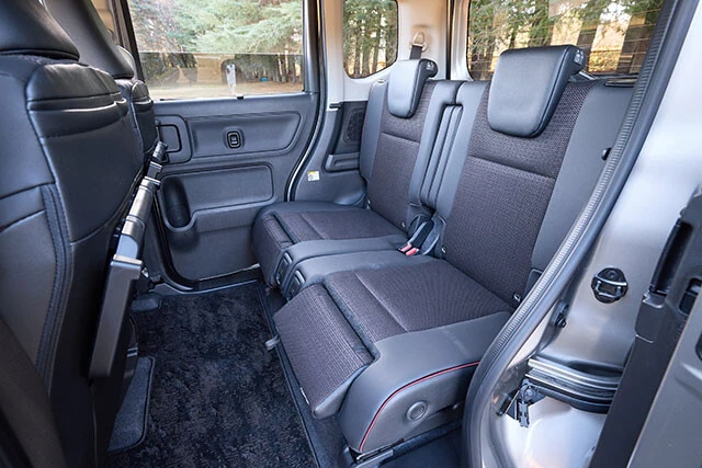 オットマン機能を備える後席。スズキ車として初搭載された装備