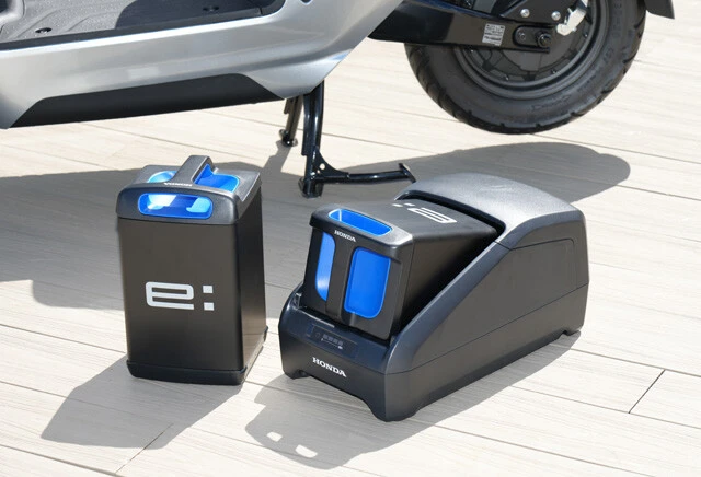 左がバッテリー。重さは10㎏程度。右が充電器。ちなみにバッテリーは国内の二輪車メーカー(カワサキ、スズキ、ヤマハ)と規格を統一