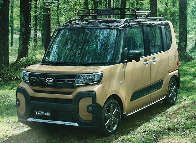 ダイハツ「タントファンクロス」価格：172万1500～193万500円。昨年10月のマイチェンでタントシリーズに追加されると、鬼売れとなったのが、このSUVテイストのスーパーハイトワゴンだ