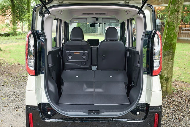 アウトドアで荷室やシートを汚しても、さっと拭き取れる