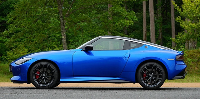 ボディサイズは全長4380㎜×全幅1845㎜×全高1315㎜。7代目の外観には歴代モデルへのオマージュがギッシリ詰まっている