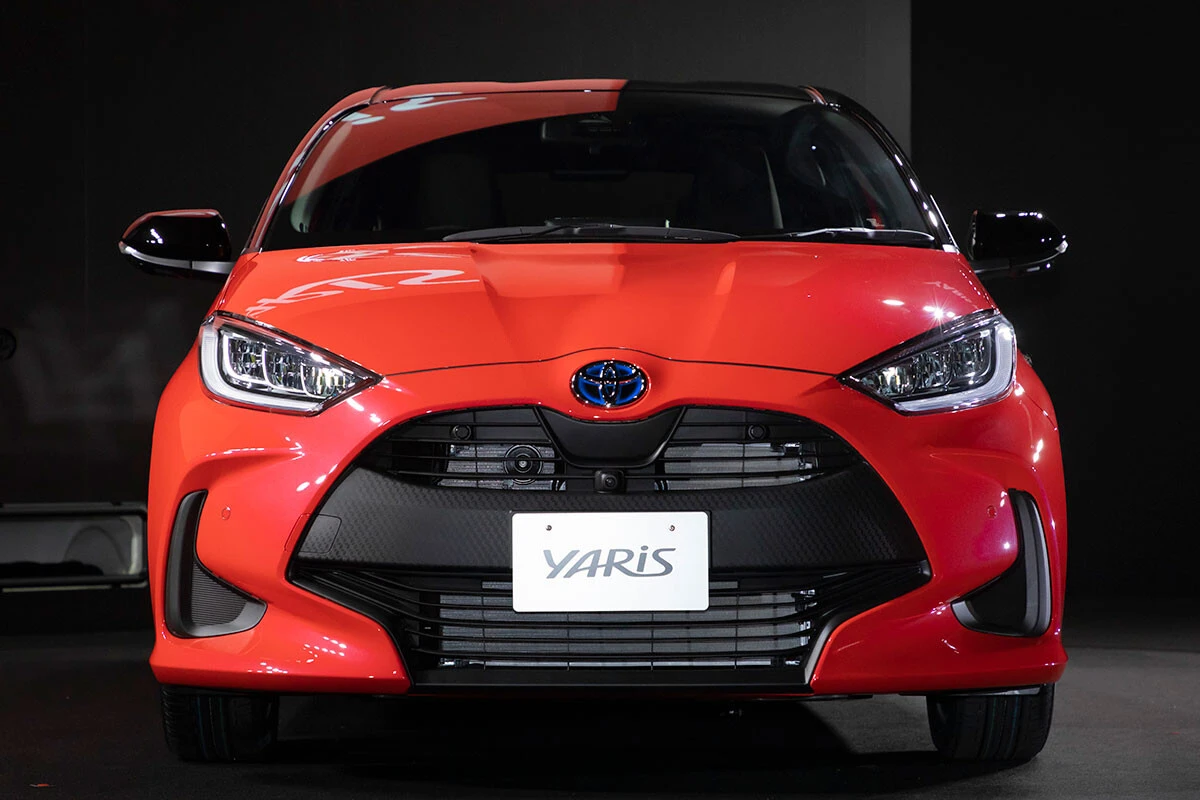 【総合部門最優秀】トヨタ「ヤリス（HEV/FF）」価格　201万3000～235万円、WLTCモード燃費　35.4～36㎞/L、実燃費　27～28㎞/L。元ヴィッツ。2020年発売の現行モデルからグローバル名のヤリスに統合。スポーツカーのような乗り味を堪能できるコンパクトカー