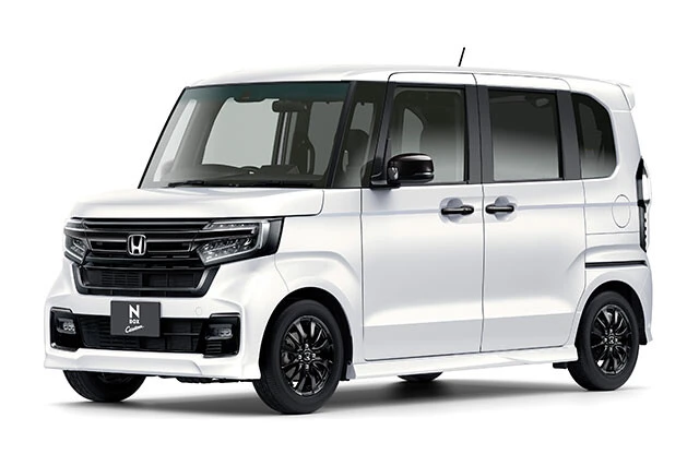 ホンダ「N‐BOX」価格：146万8500～228万8000円。シン・国民車の名をほしいままにしているN-BOX。3月の新車販売ランキングも2万7811台を売りぶっちぎりの総合トップ