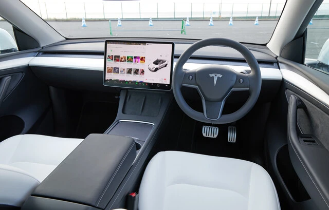 インパネ中央には15インチサイズのタッチ式パネルがあり、灯火類などの操作もここで行なう