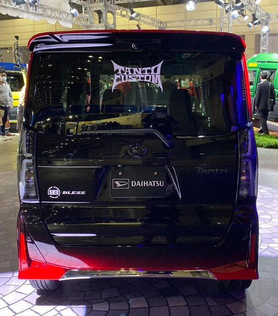 リアはブラック。窓ガラスには秦氏がデザインしたというロックを感じる車名ロゴが!