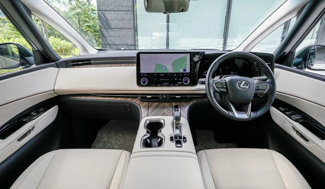 質感の高いコックピット。大型のセンターディスプレーと液晶メーターの一体感もハンパない