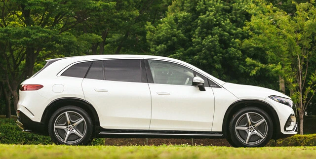 ボディサイズは全長5130㎜×全幅2035㎜×全高1725㎜。ホイールベースは3210㎜。車重は2880kgというワガママボディ