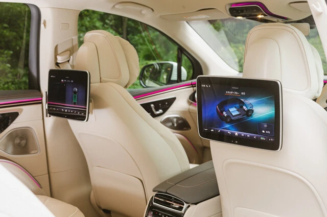 オプションの「ショーファーパッケージ」を選択すると、リアエンターテインメントシステムやリアタブレットを堪能できる