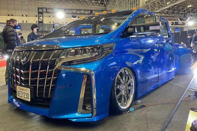 第4位 日本自動車大学校(NATS) アルファード・スーパーデューリー 改造で苦労した点は、「スライドドアをヒンジ式にし、観音開きにしたところ」とのこと