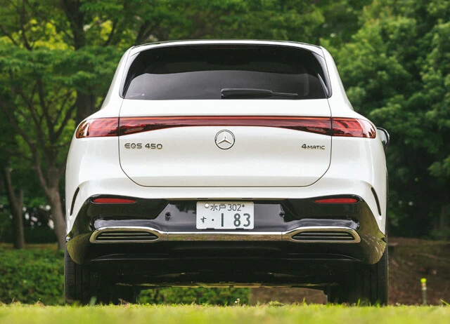 107.8kWhという巨大にも程があるリチウムイオンバッテリーを搭載するため、一充電での航続距離は593㎞を誇る