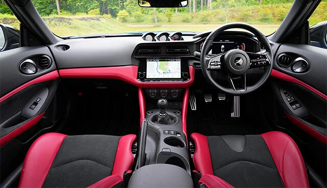 ダッシュボード上にはフェアレディZ伝統の3連メーターが鎮座。ちなみにシートは優れたホールド性を実現している