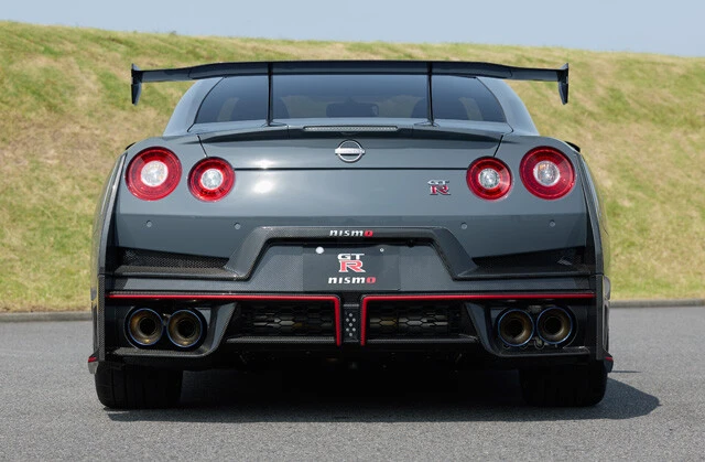 リアウイングの形状は圧巻のスワンネック型のステー。マフラーは極太にも程がある4本出し。サウンドも極上