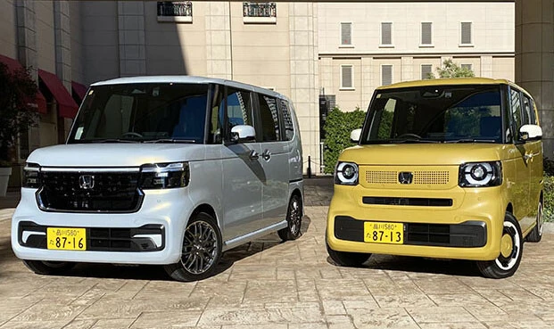 （左）ホンダ「N-BOXカスタム」価格 184万9100～236万2800円、（右）ホンダ「N-BOX」価格 164万8900～188万1000円。3代目は10月6日より発売。正直、見た目はド派手な感じではないが、3代目は2代目の魅力を継承。熟成に熟成を重ねたモデルである