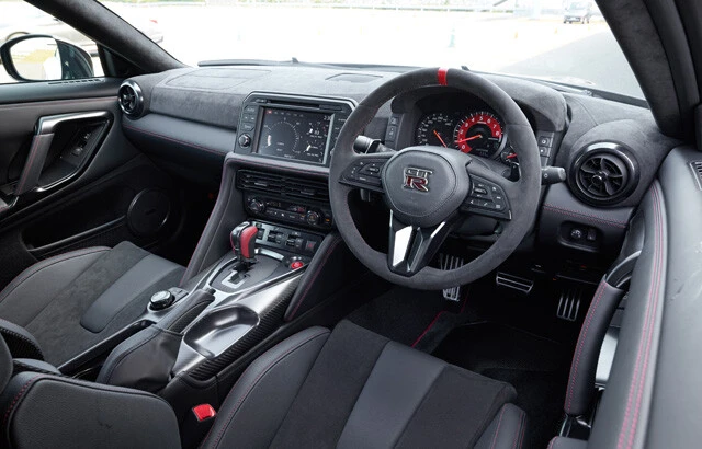 ステアリングはアルカンターラ巻き。メーターも専用のカーボン調。シートに滑り込むだけで男心を刺激される